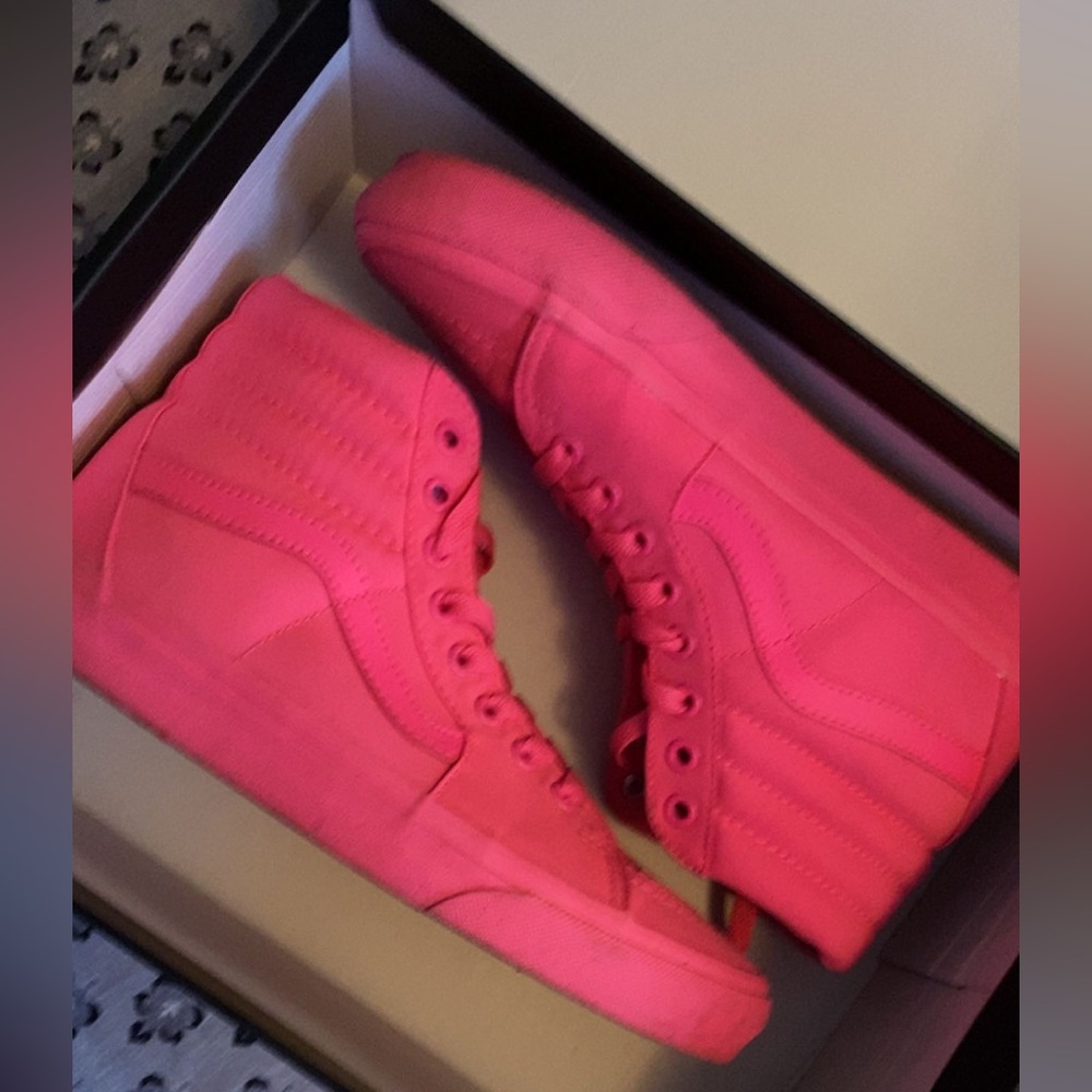 Neon hot pink Vans, one of my favs 🥰 a lil worn at the bottom of course